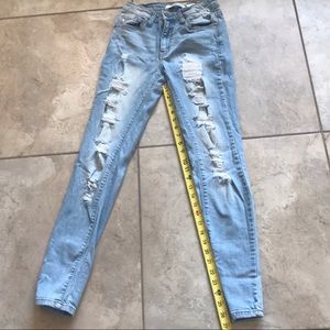 Heavy distress KanCan Mid-Rise Skinny 26/33